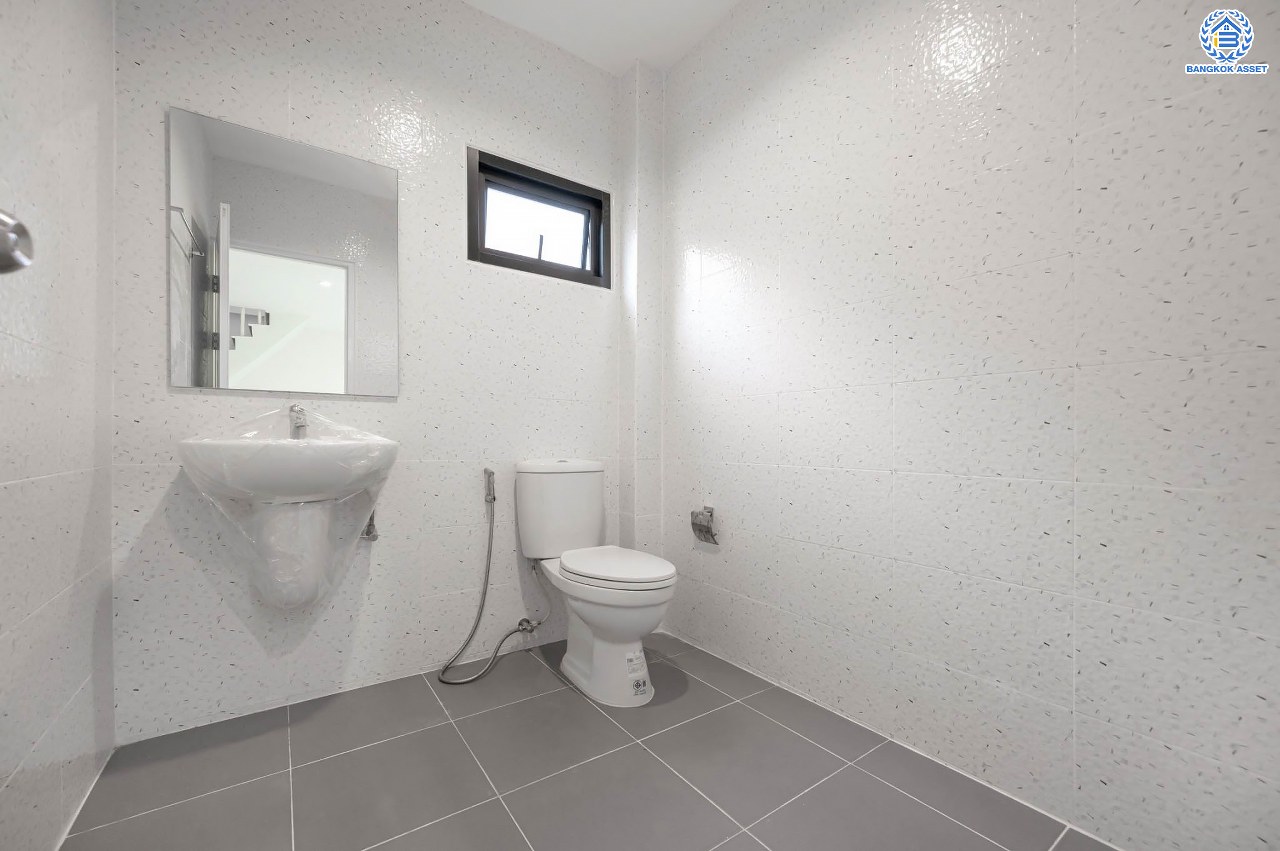 บ้านมือสองตกแต่งใหม่ โครงการ ชัยพัฒน์ เพิ่มสิน บ้านเดี่ยวหลังใหญ่ เนื้อที่ 63.8 ตร.ว. ฟังก์ชัน 3 ห้องนอน 2 ห้องน้ำ พร้อมห้องอเนกประสงค์ชั้นล่าง 1 ห้อง จอดรถได้ 1 คัน บนทำเลเดินทางสะดวก เชื่อมต่อถ.สายไหม, ถ.พหลโยธิน ใกล้สนามบินดอนเมือง และ ใกล้จุดขึ้นทางด่วน"ฉลองรัช"...